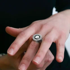 AS Roma Gioielli<Anello Chevalier Sigillo tondo Lupa X Nove25, Unisex, Argento Brunito