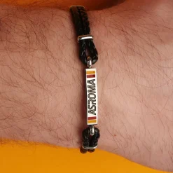 AS Roma Gioielli<Bracciale con placca centrale in acciaio anallergico e cordino in tessuto regolabile nero